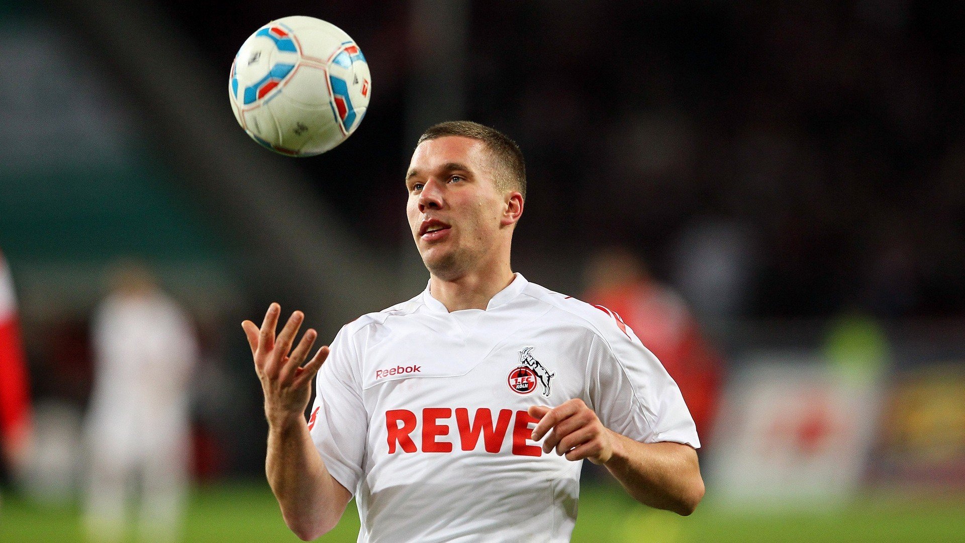 五大联赛至中层球队如何通过定位球机会差距缩窄，五大联赛的球场一样大吗